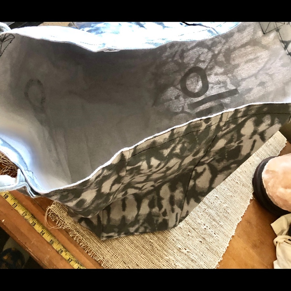 ALO Yoga Tote Bag - Picture 5 of 8